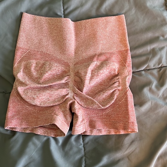 Pink biker shorts with butt scrunch - Picture 2 of 2